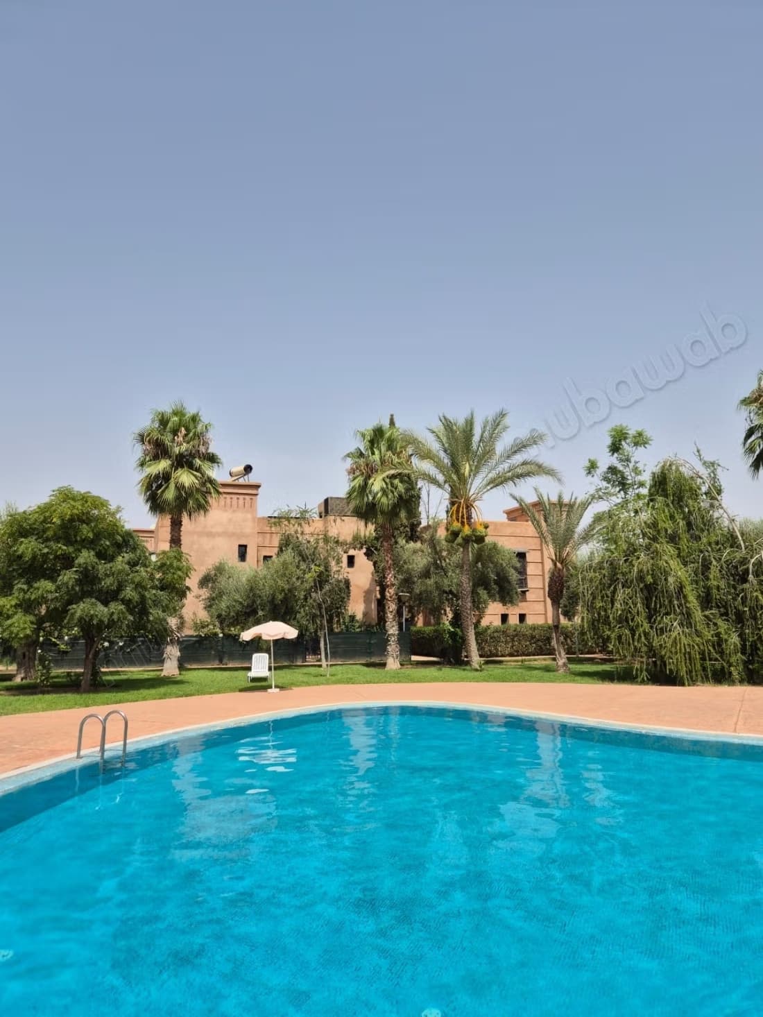 Dans magnifique résidence gardée avec piscine, superbe villa...