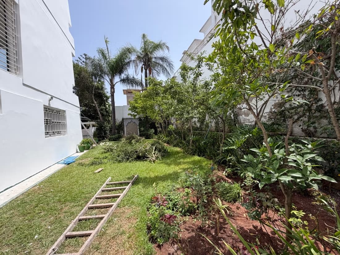 Triplex à louer à Anfa. 6 pièces. Jardin et garage