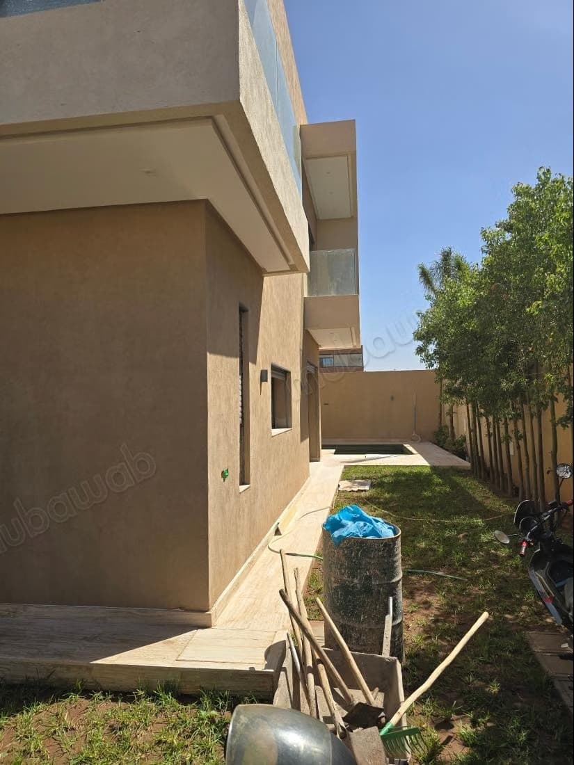 Grande villa de luxe neuve avec 5 chambres et piscine
