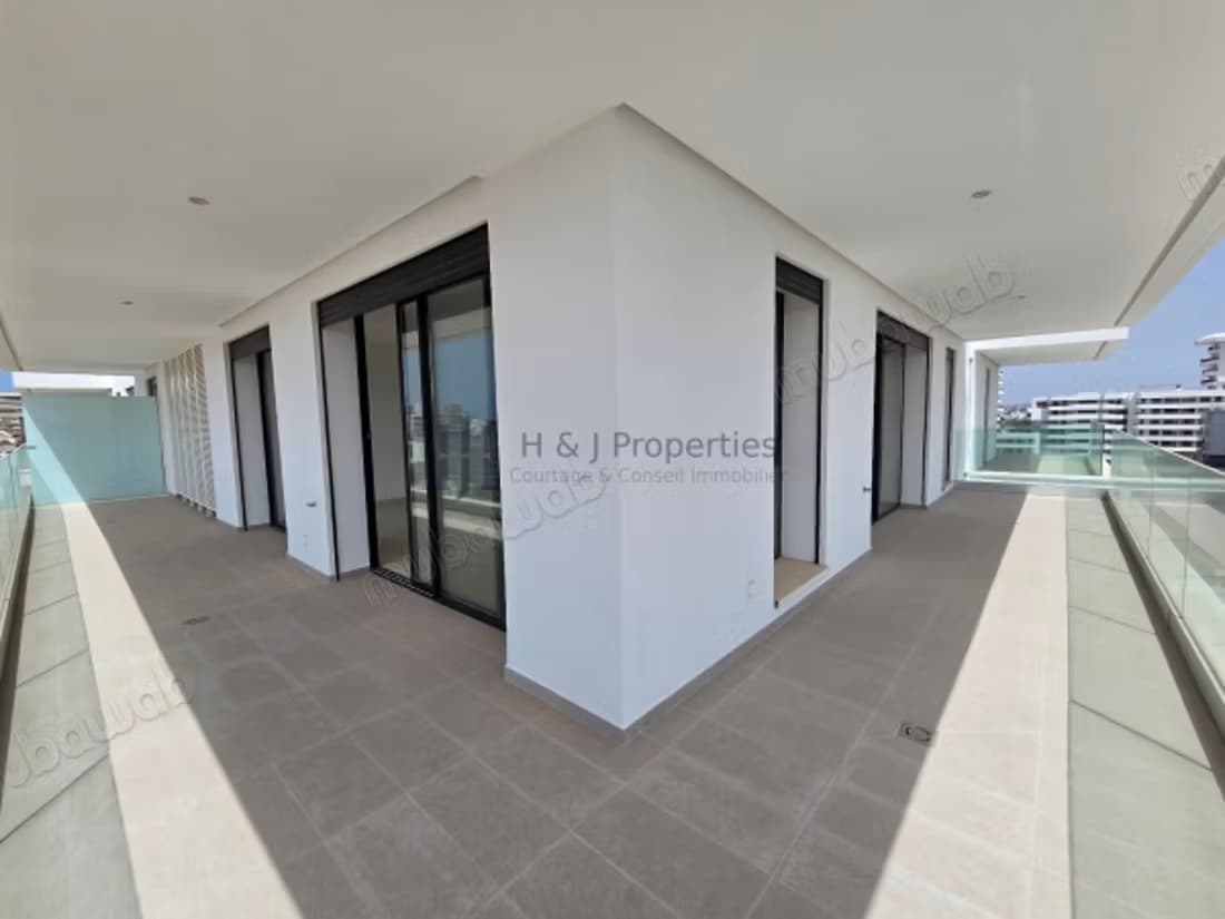 T5 de 295m² – 4 ch. – Ch. De personnel – terrasse