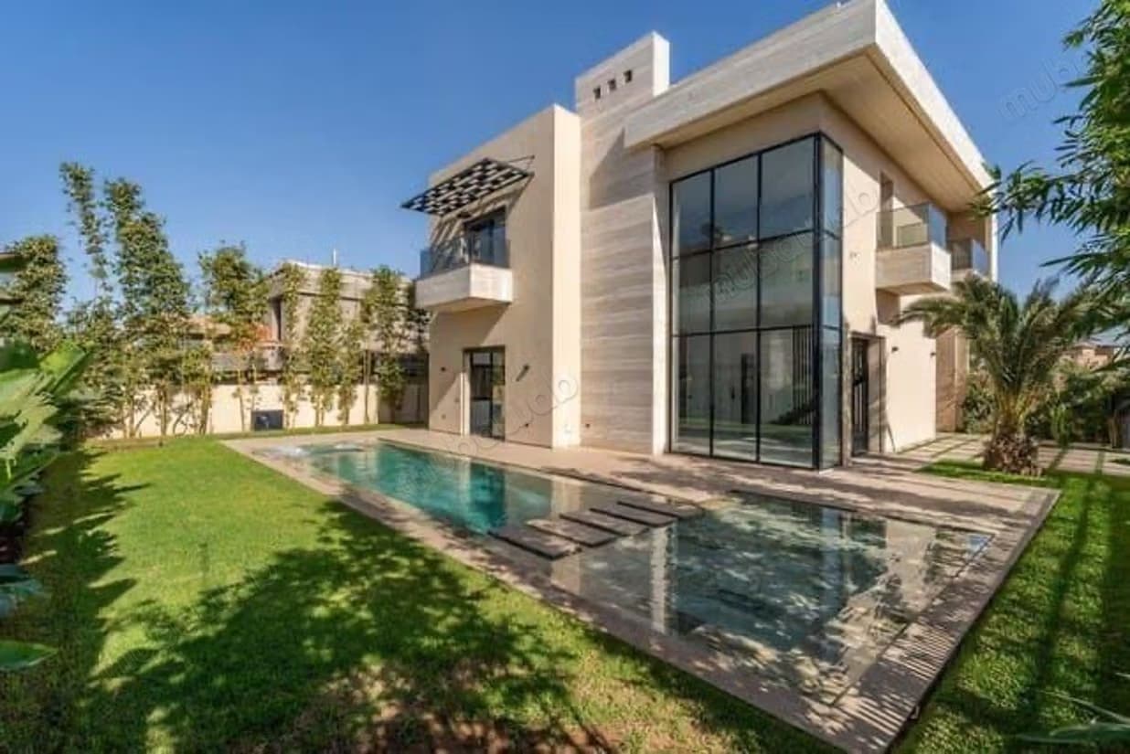 Excellente villa à vendre à Agdal. La superficie est de 550...