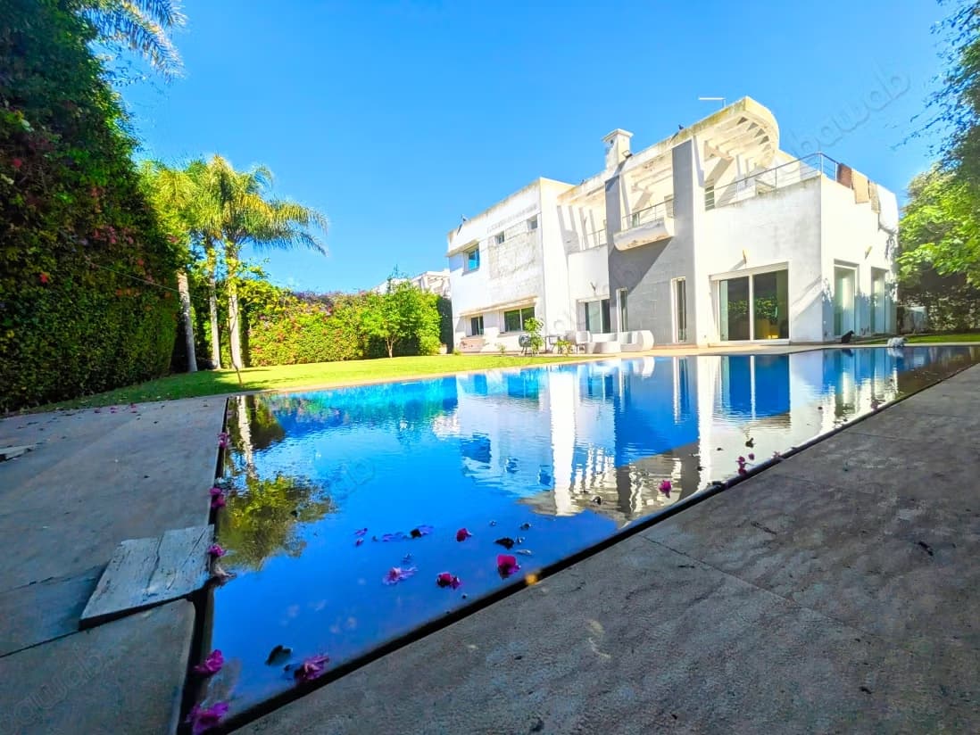 Maison de luxe à vendre à Bouskoura. 8 pièces confortables...