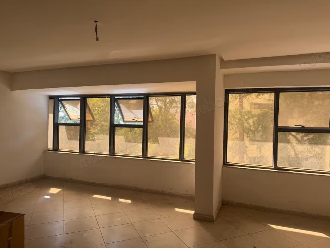 Bureaux à l'achat à La Ville Haute. Superficie 48 m². Ascens...