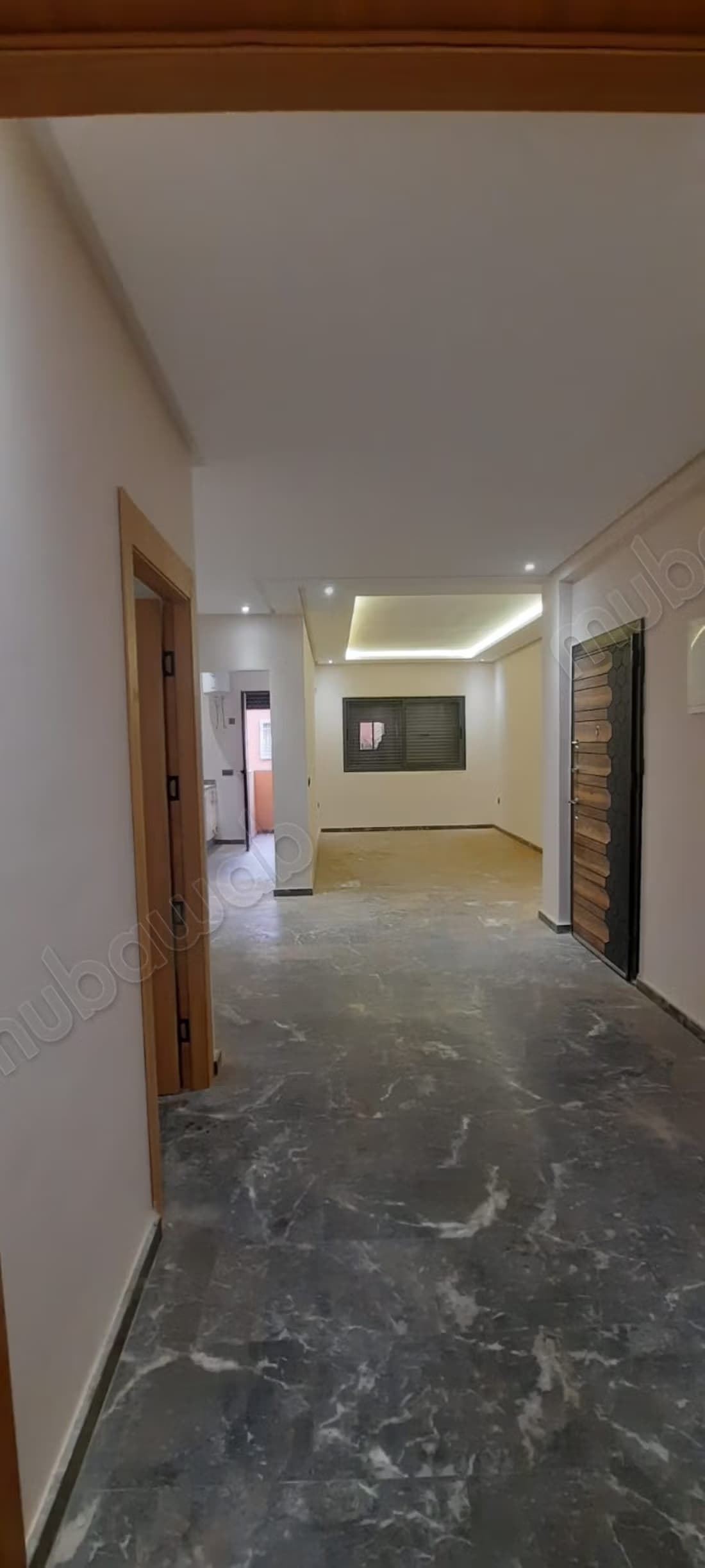Appartement en location à Bouaakkaz. 3 pièces. Porte blindée...