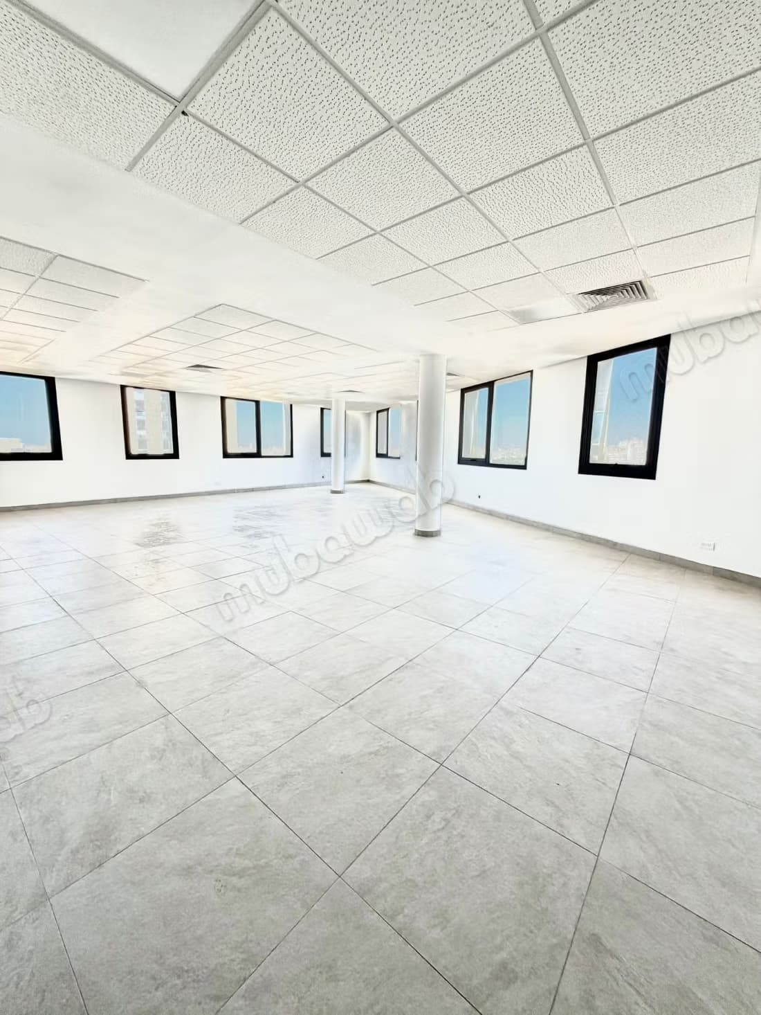 Plateau de bureau à louer au Dernier étage à CFC