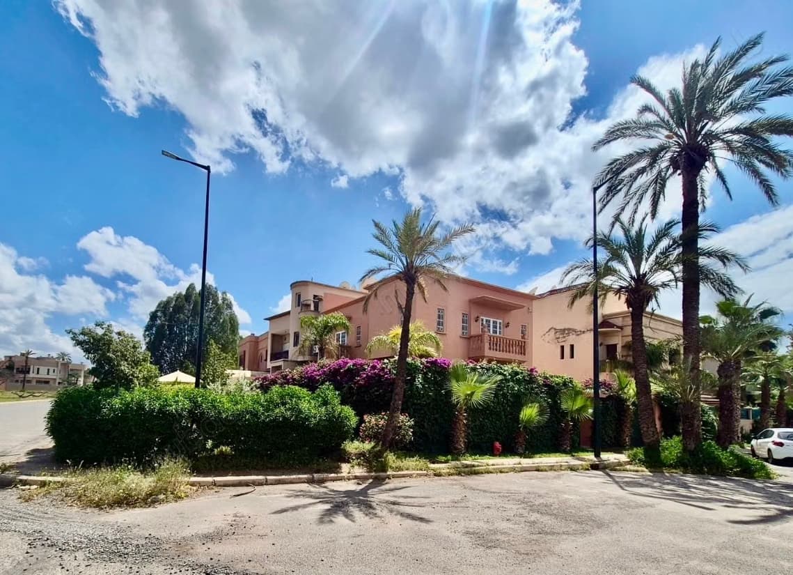 Villa 300m2 à TARGA. À 3 650 000dhs. 4chambres