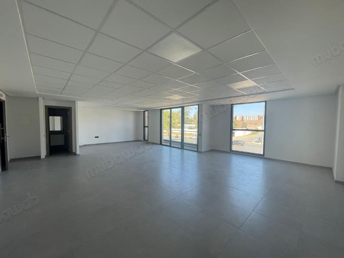 Bureaux en location à Riyad. Surface de 460 m². Jardin et te...