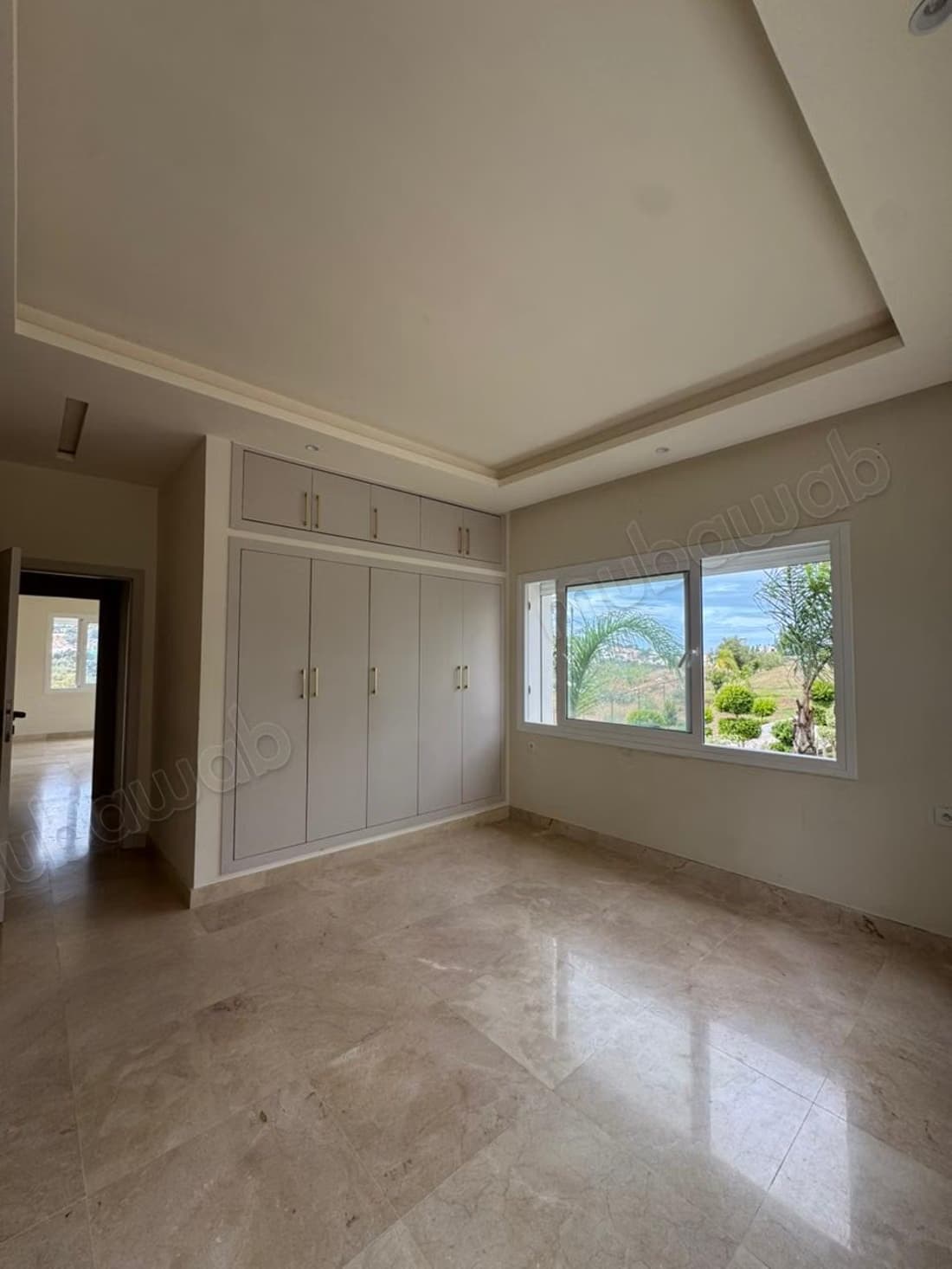 Appartement vide de 210 m² à louer moujahidin