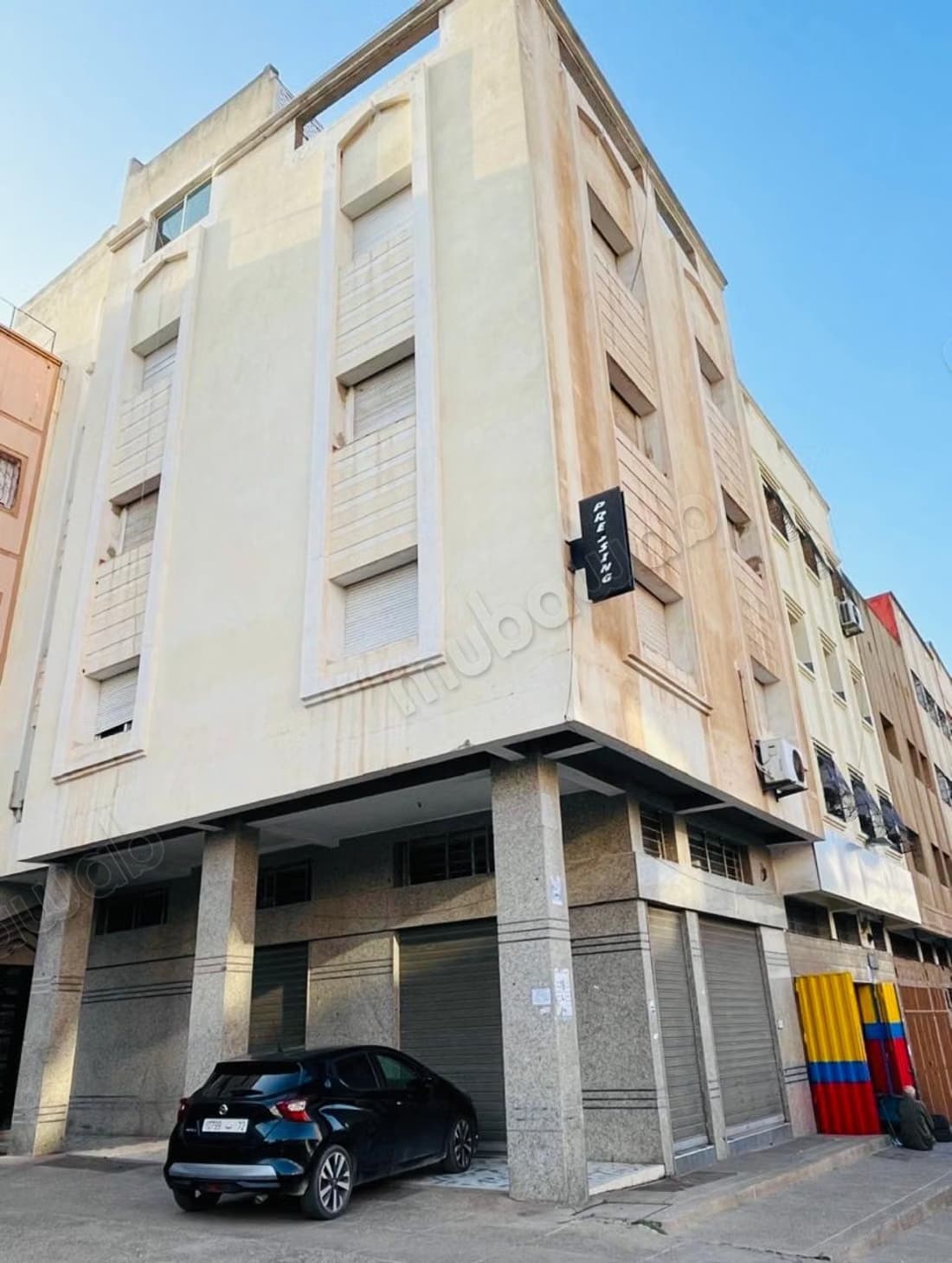 A vendre r4 d'angle avec local commercial et cave