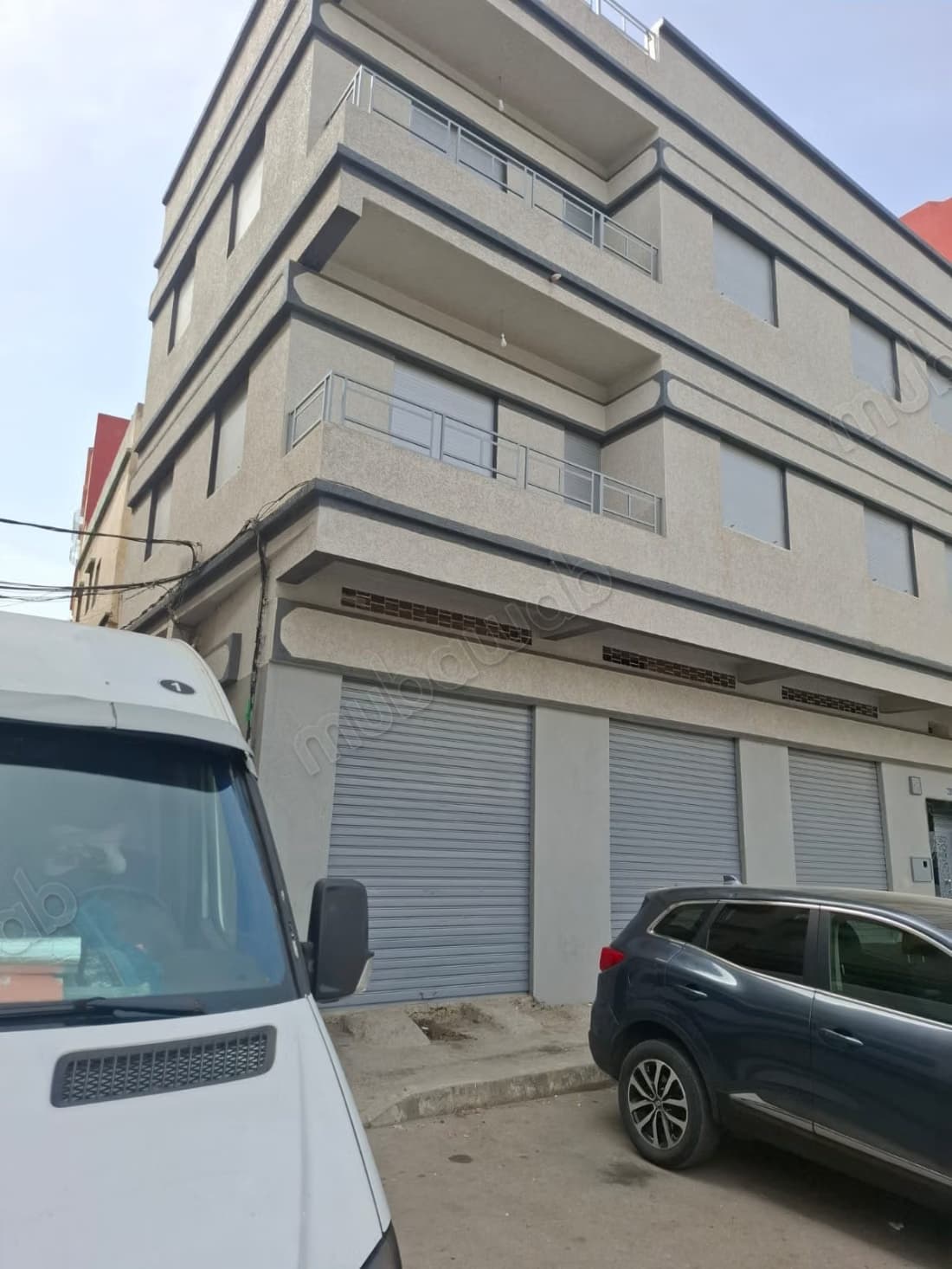 Maison commerciale avec 2 appt. 6 emplacements