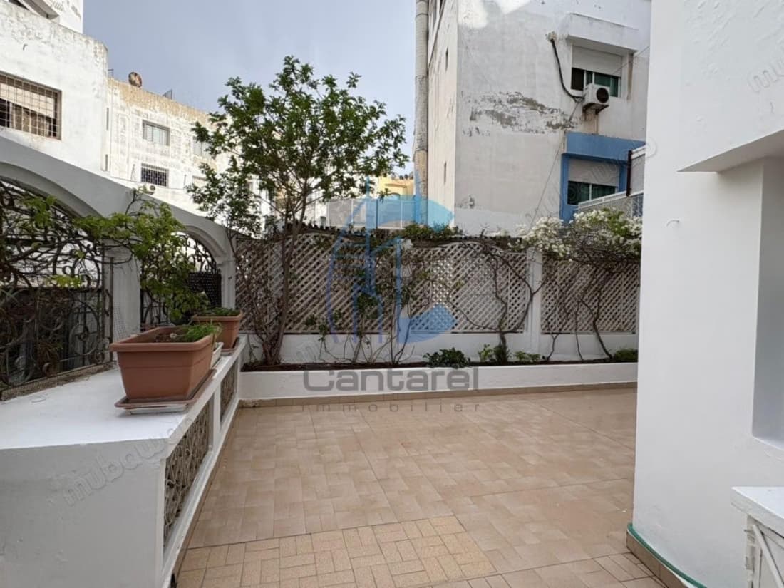 À louer spacieux appartement vide de 200m² racine