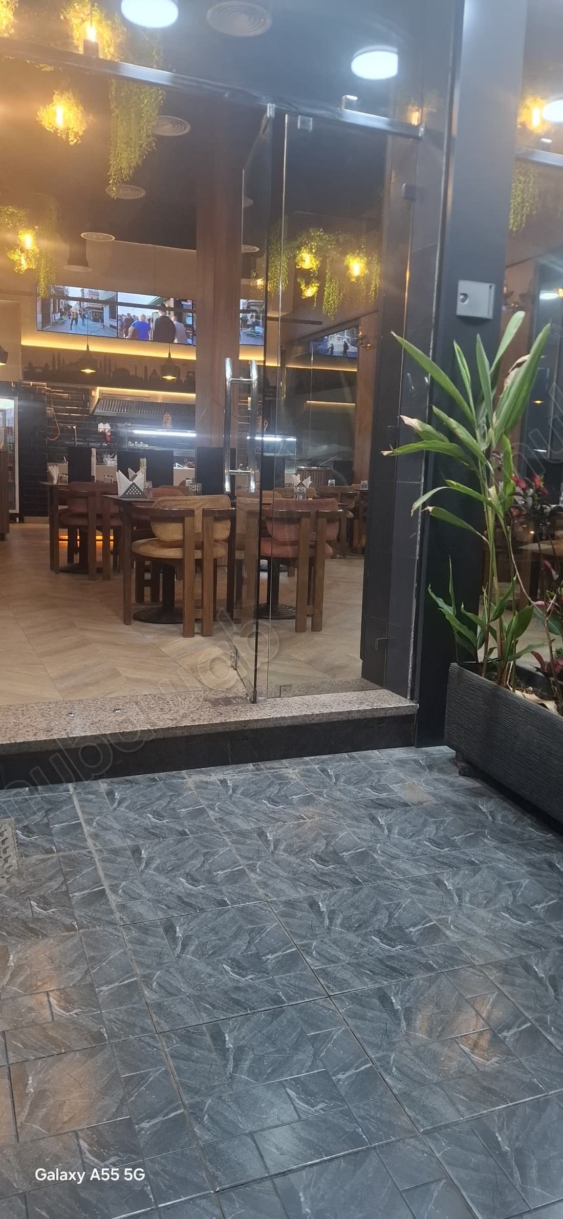 Vend local commercial à Oulfa. Superficie 230 m². Chauffage...