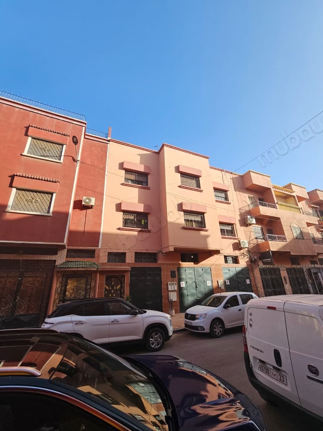 Maison de 260 m² avec magasins et 04 appartements