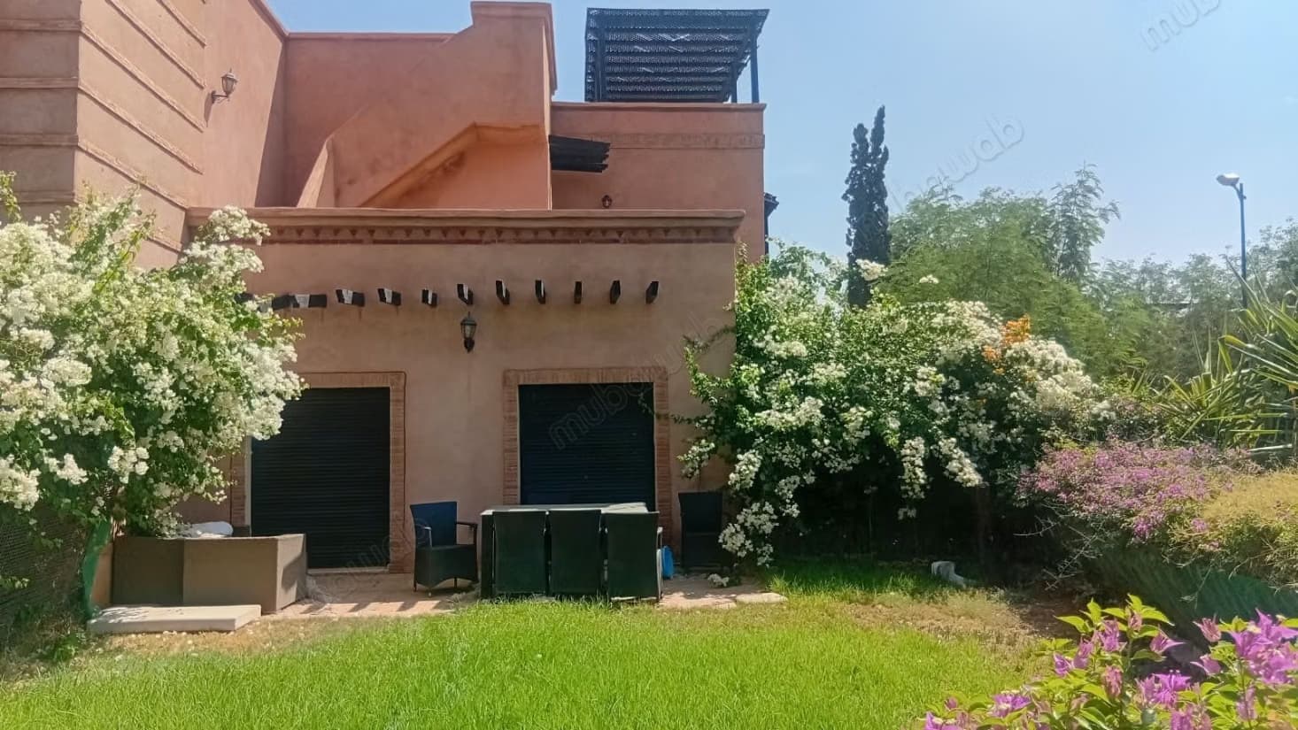 Duplex avec jardin dans un domaine avec piscine