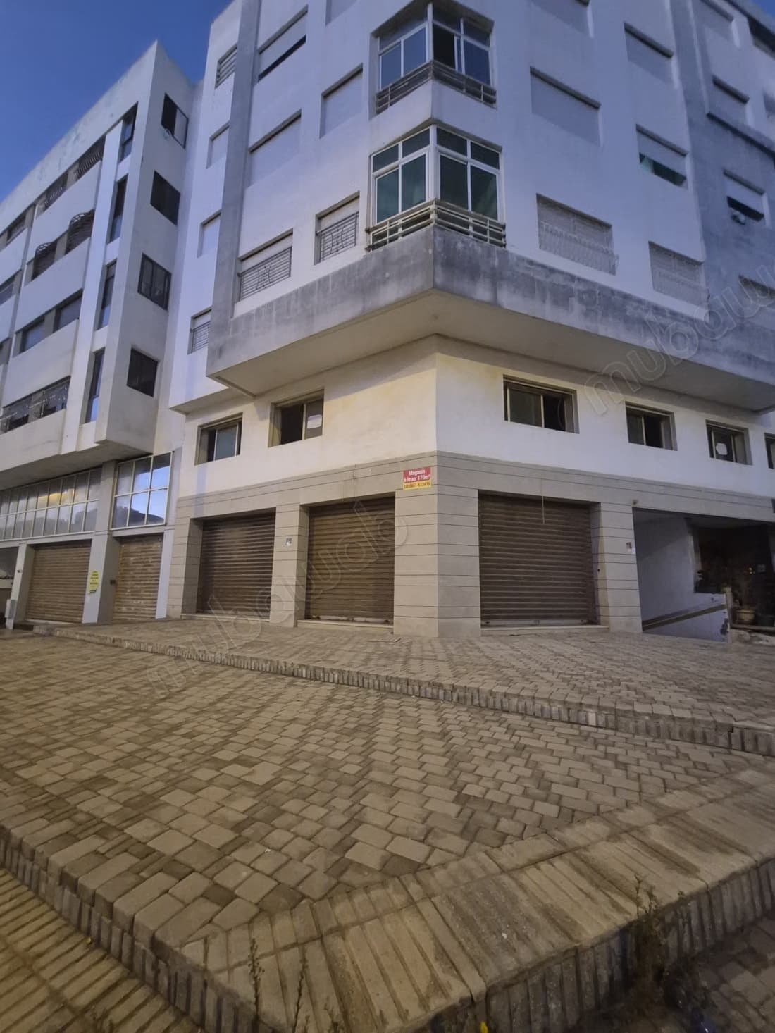 Louez ce local commercial à El Hadadda. Superficie 170 m²...