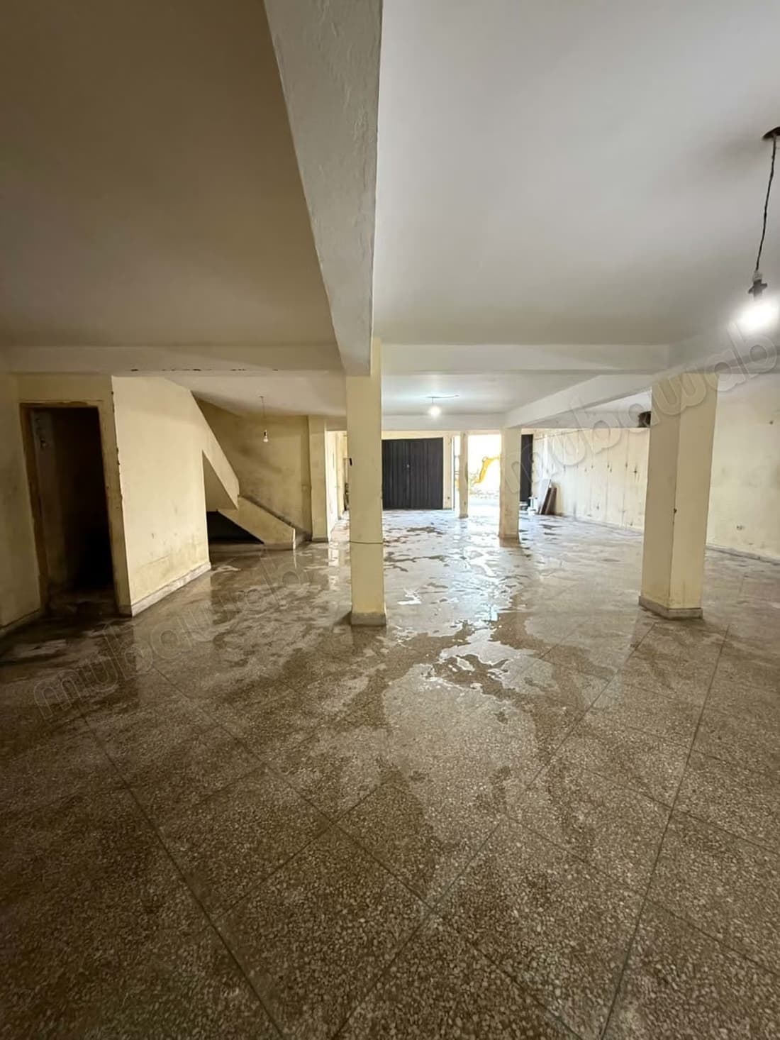 Bureaux et magasins à vendre à Al Kawtar. Superficie de 120...