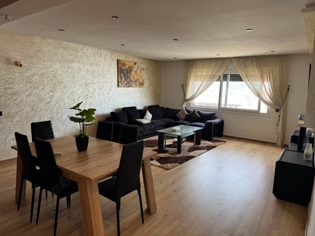 Louez cet appartement à Sania. Surface totale 142 m². Meub...
