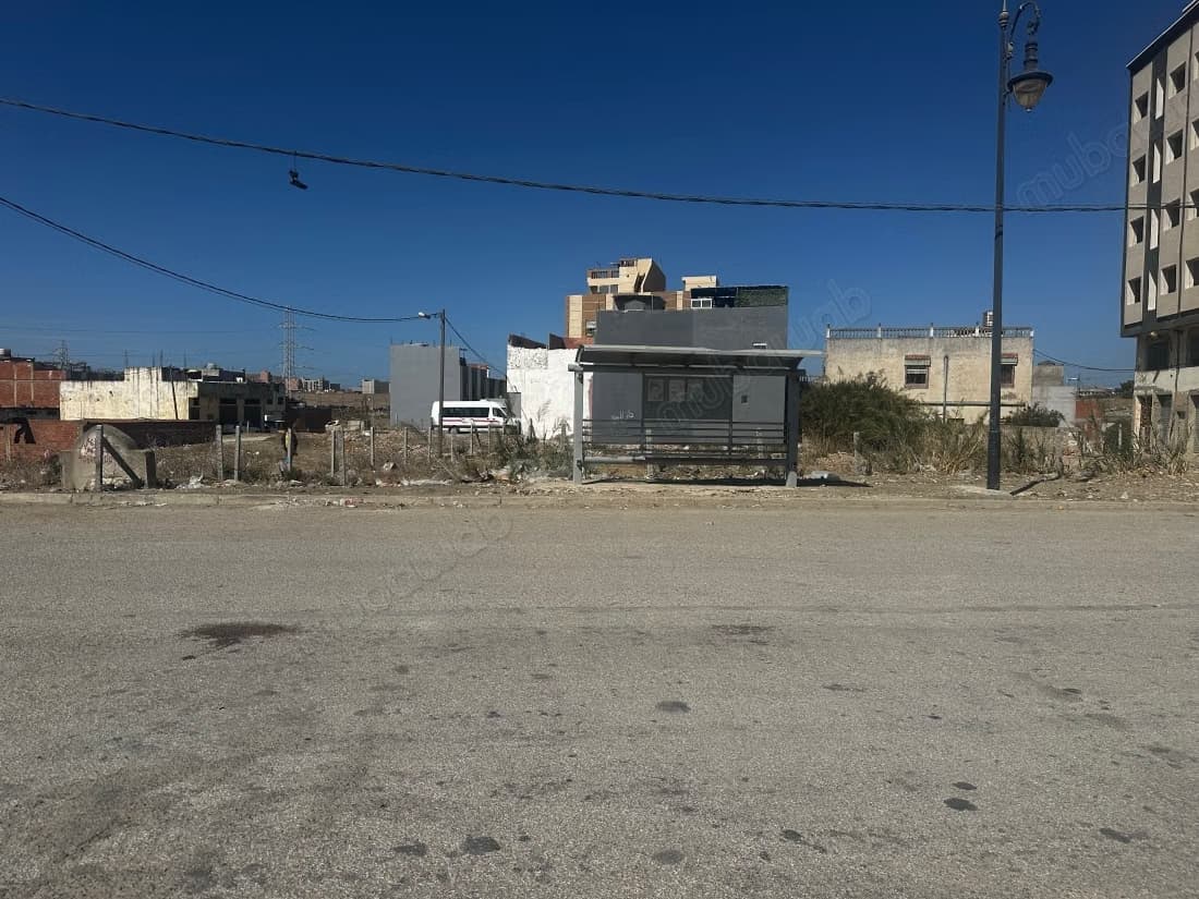 Terrain à vendre à Aouama Gharbia. Superficie de 827 m²
