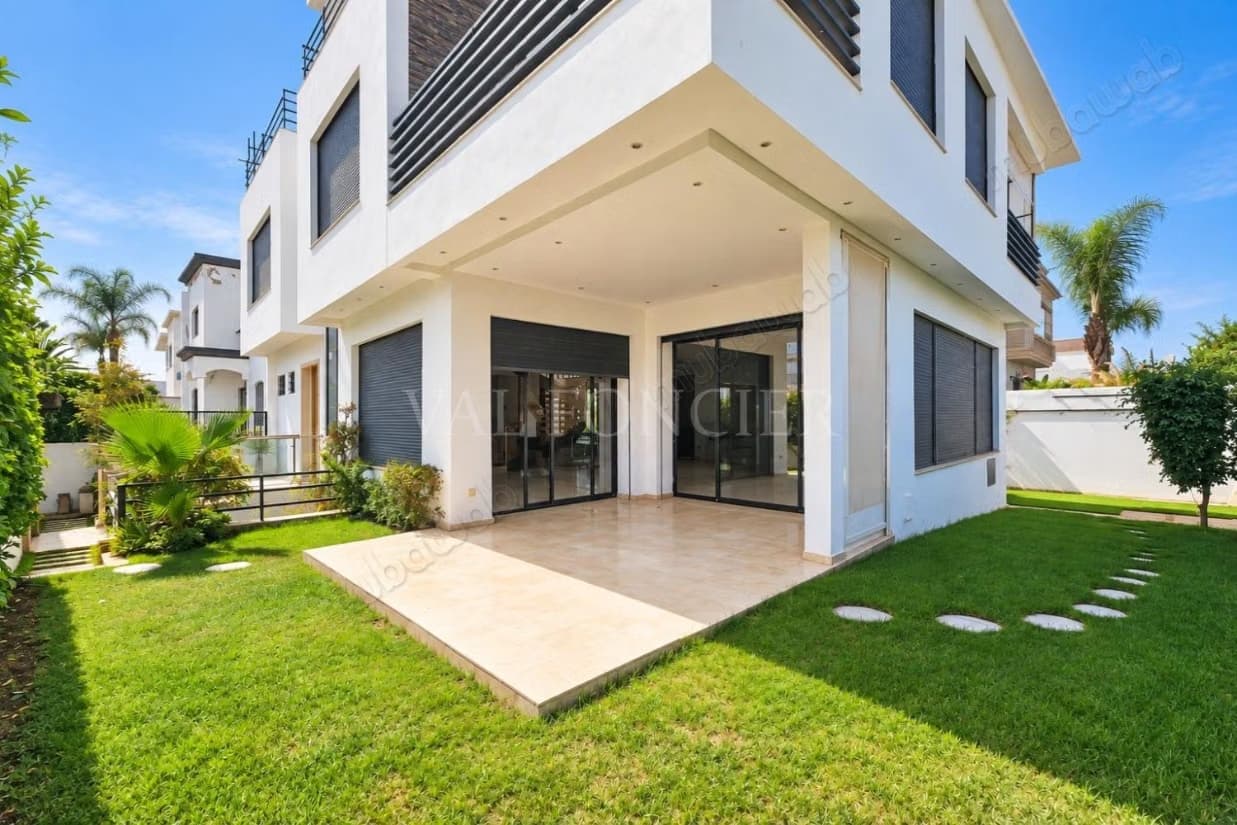Vente Villa d'angle moderne 4 chambres avec piscine intérieu...