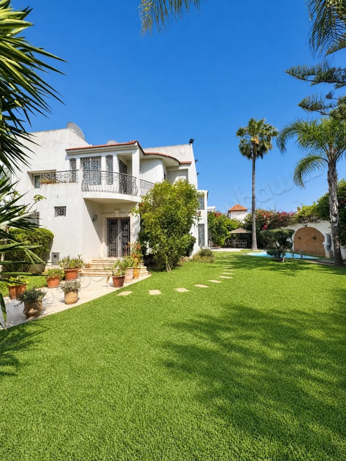 Villa de haut standing à vendre à Oasis. Superficie 599 m²...