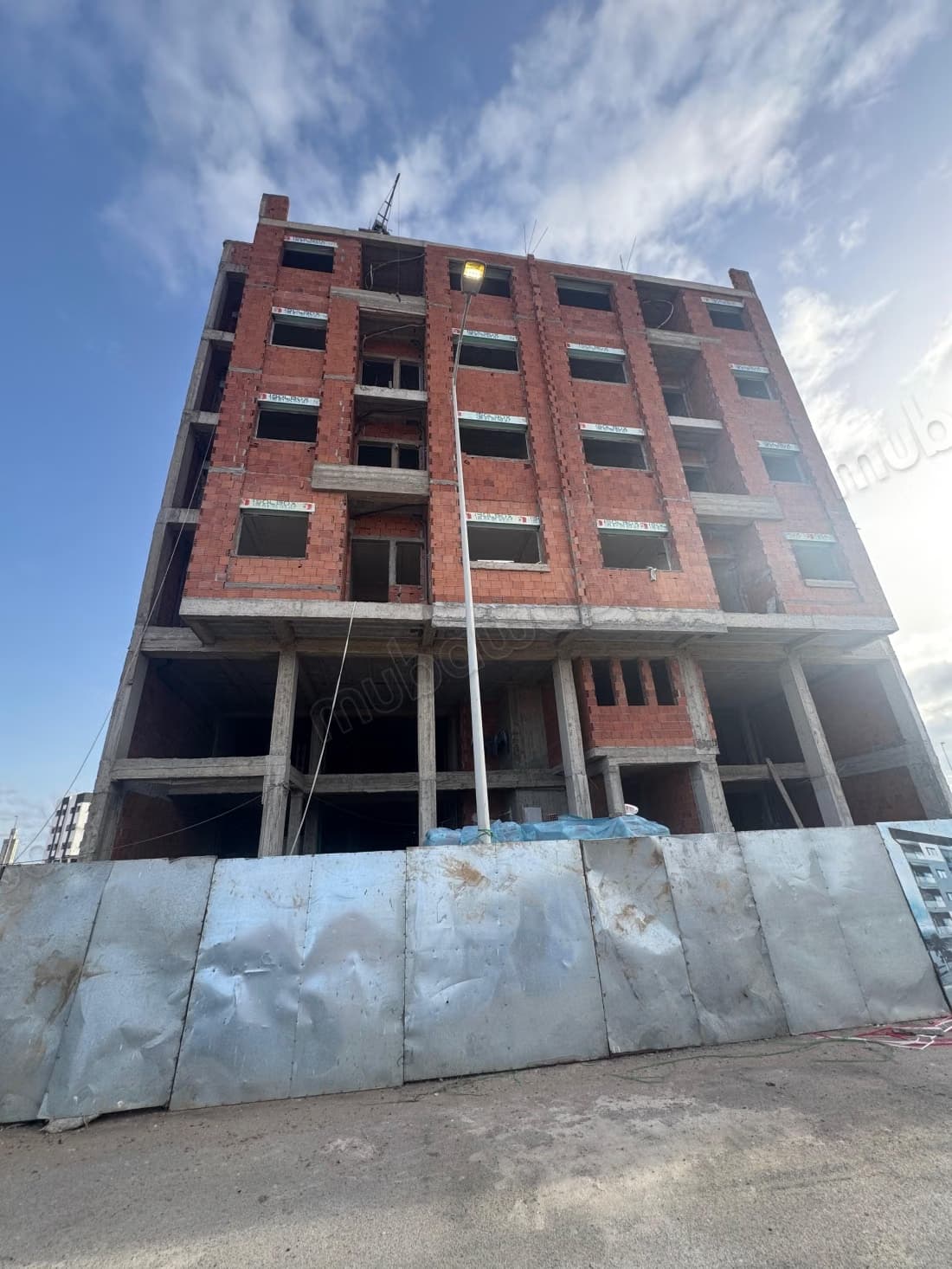 Appartement en vente à Bir Rami Ouest. 2 pièces. Salon tradi...