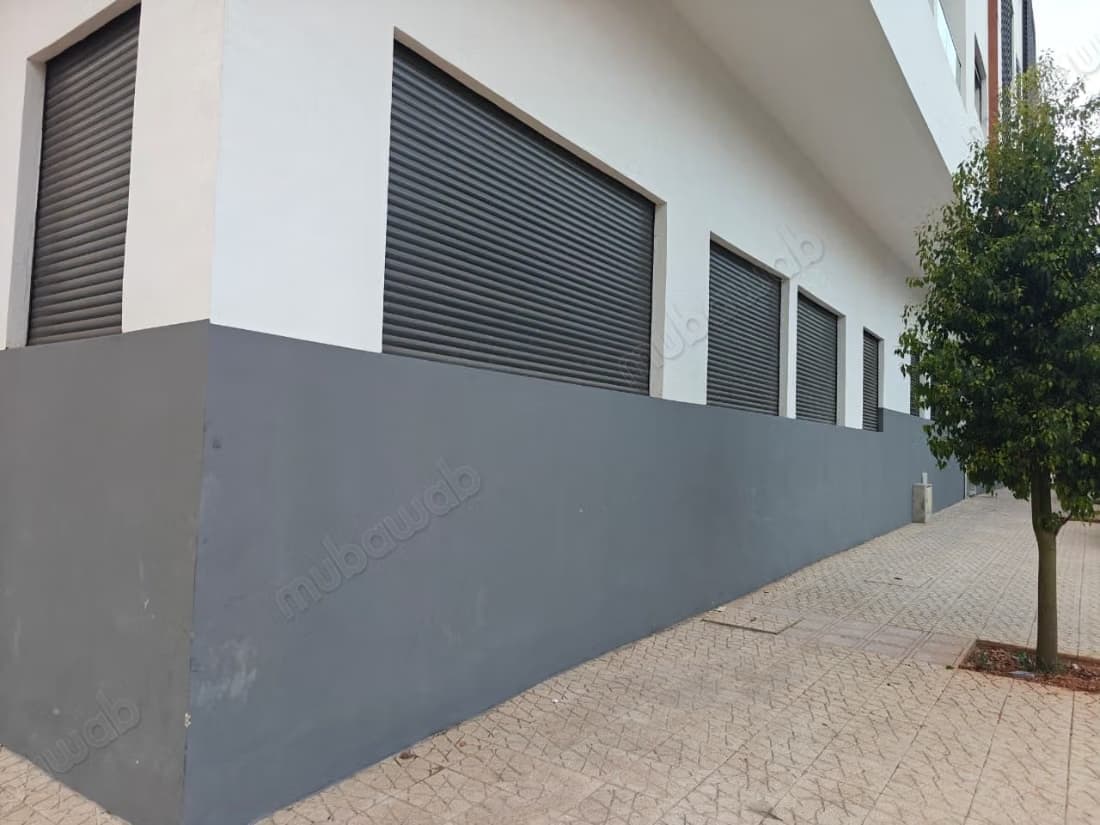 Louez ce local commercial à Riad Oulad Mtaa. Surface de 100...
