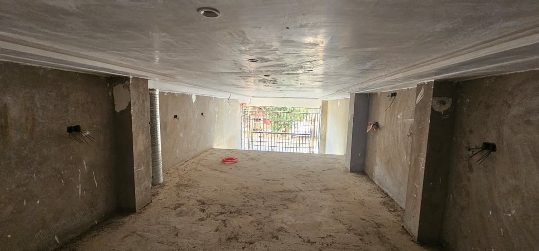 Local commercial 99 m² avec mezzanine à louer