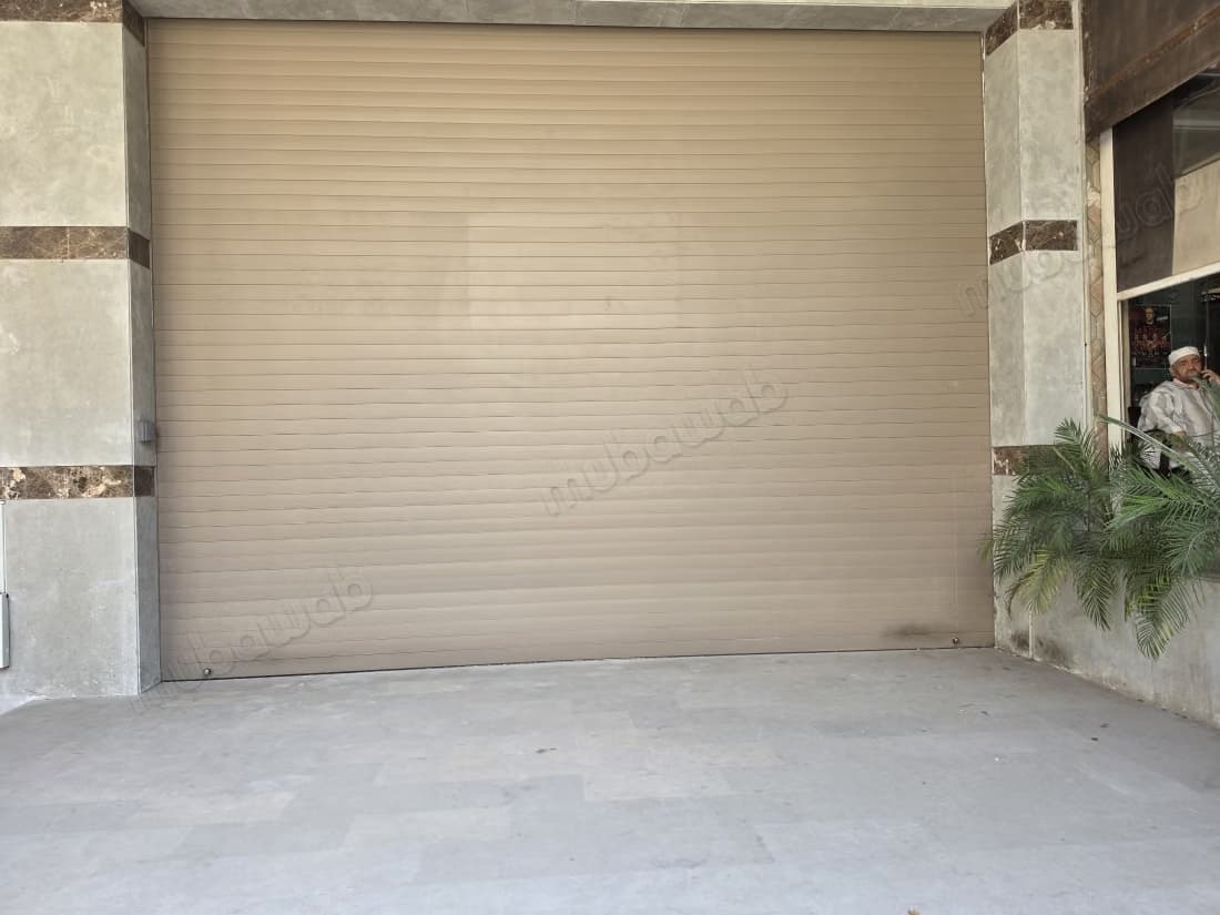 Local commercial à louer à Branes 2. Superficie 305 m²