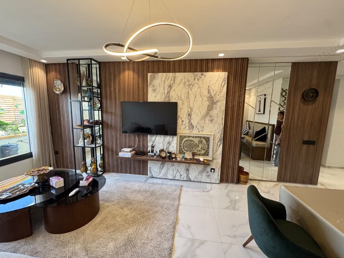Vend appartement à Maârif. Superficie 99 m². Bien meublé
