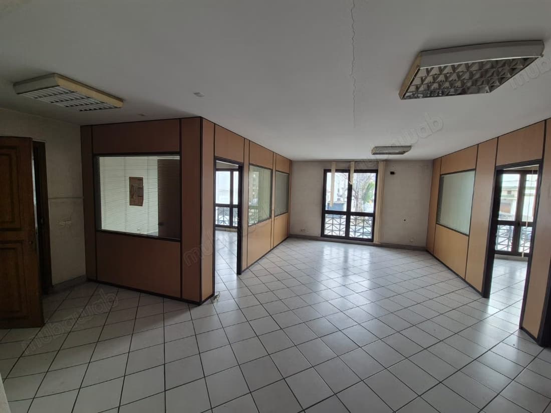 Bureau à louer – 112 m² avec parking