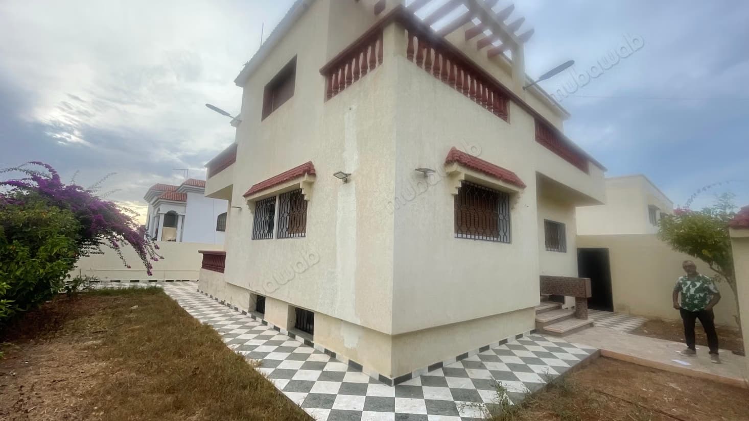 Villa de luxe à vendre à Hay Al Fath. Superficie 395 m². Gar...