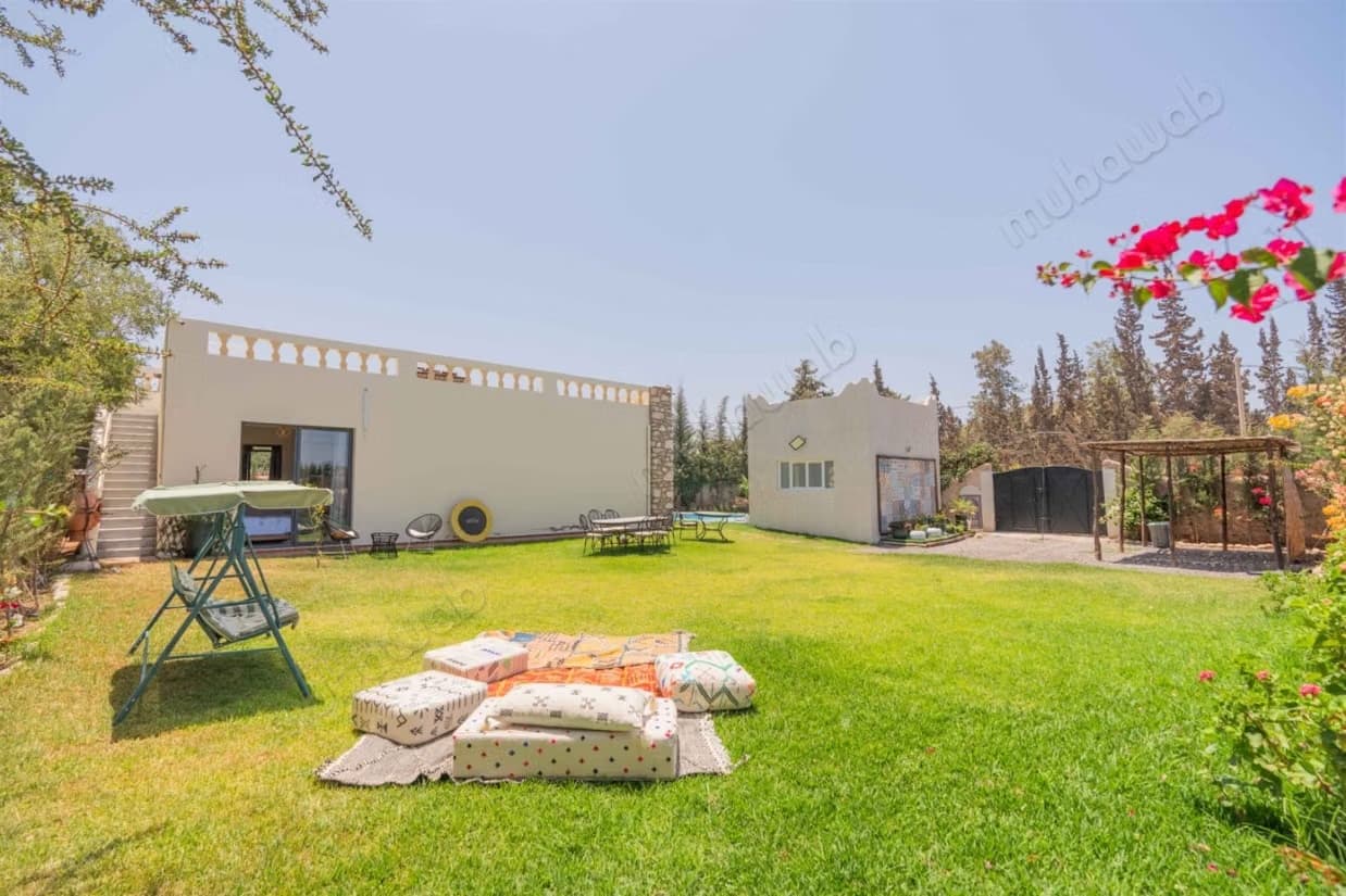 Villa à Vendre avec Piscine Chauffée à Bouzama