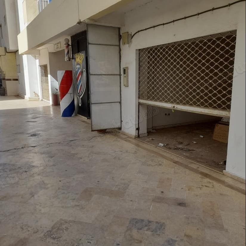 Beau local à vendre à Hay Hassani. Surface totale 27 m². Séc...