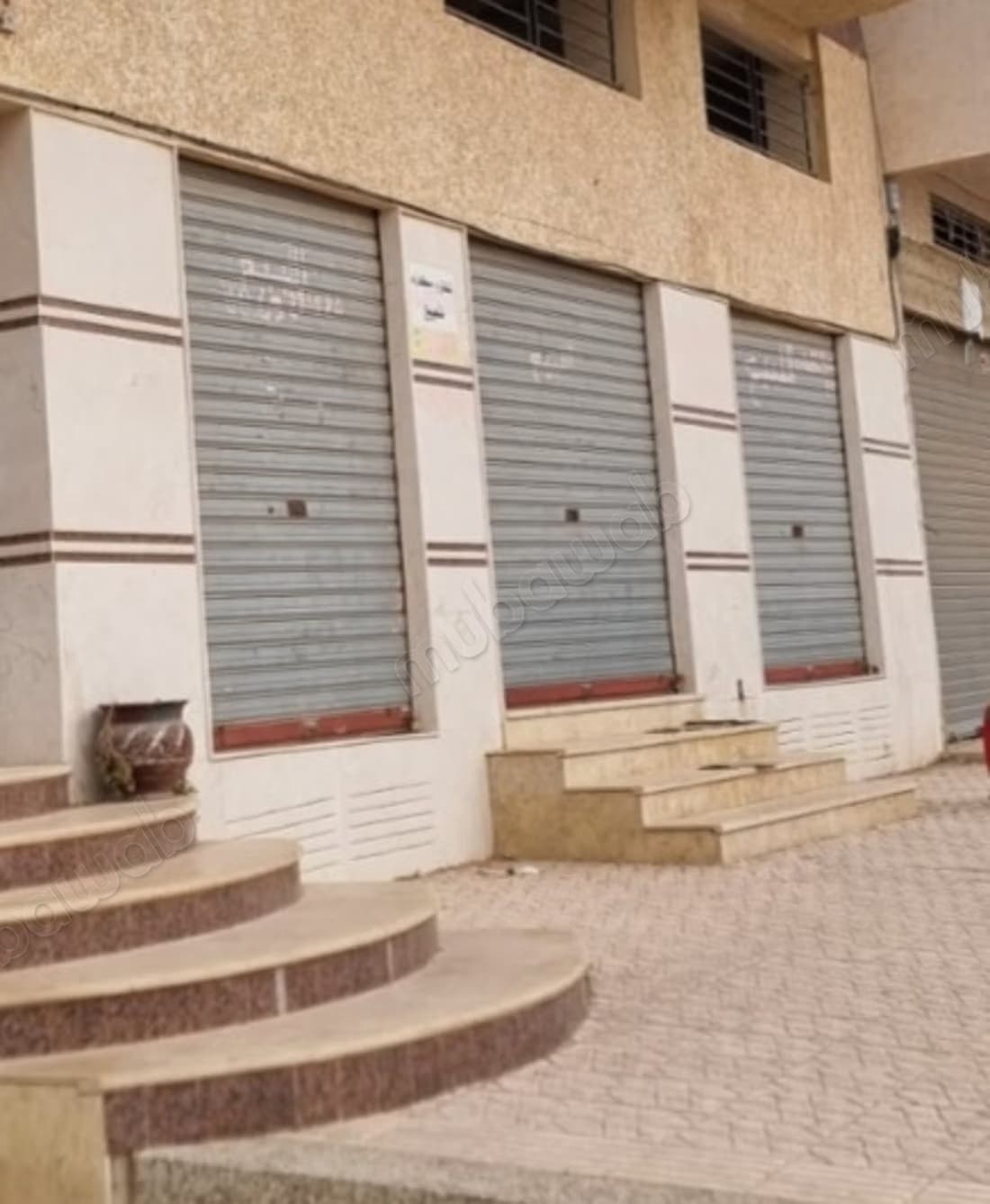 Bureaux et magasins à vendre à Al-Basatin. Surface totale 24...