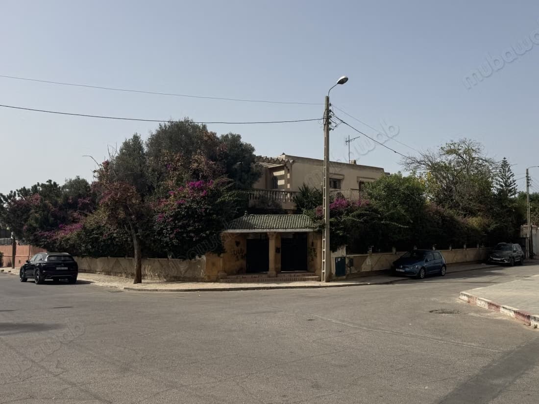 Terrain d'angle 837m² villa avec linéaire commerce