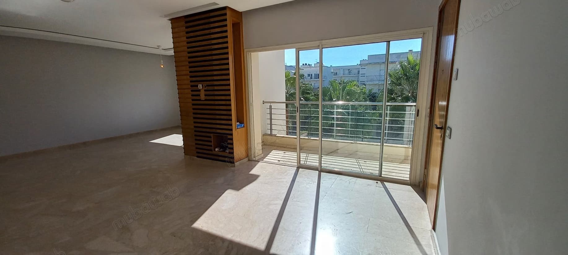 Location d'un appartement traversant vue mer et jardin à Ain...