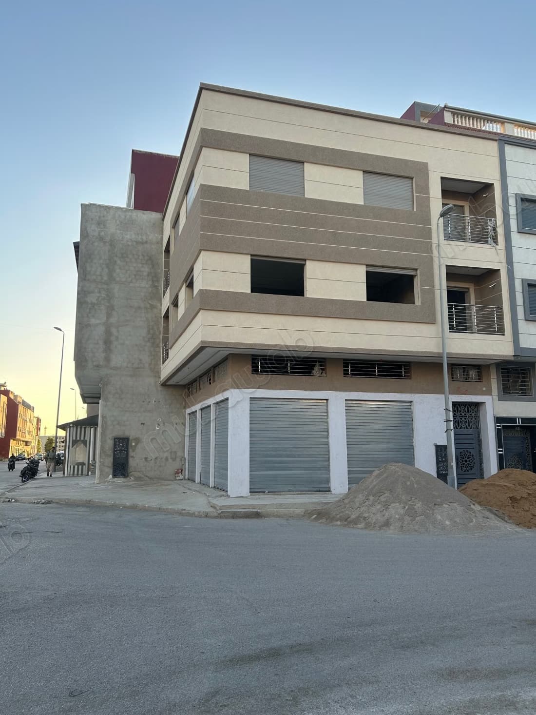 Maison 95m commerciale route de 20 et 16 m