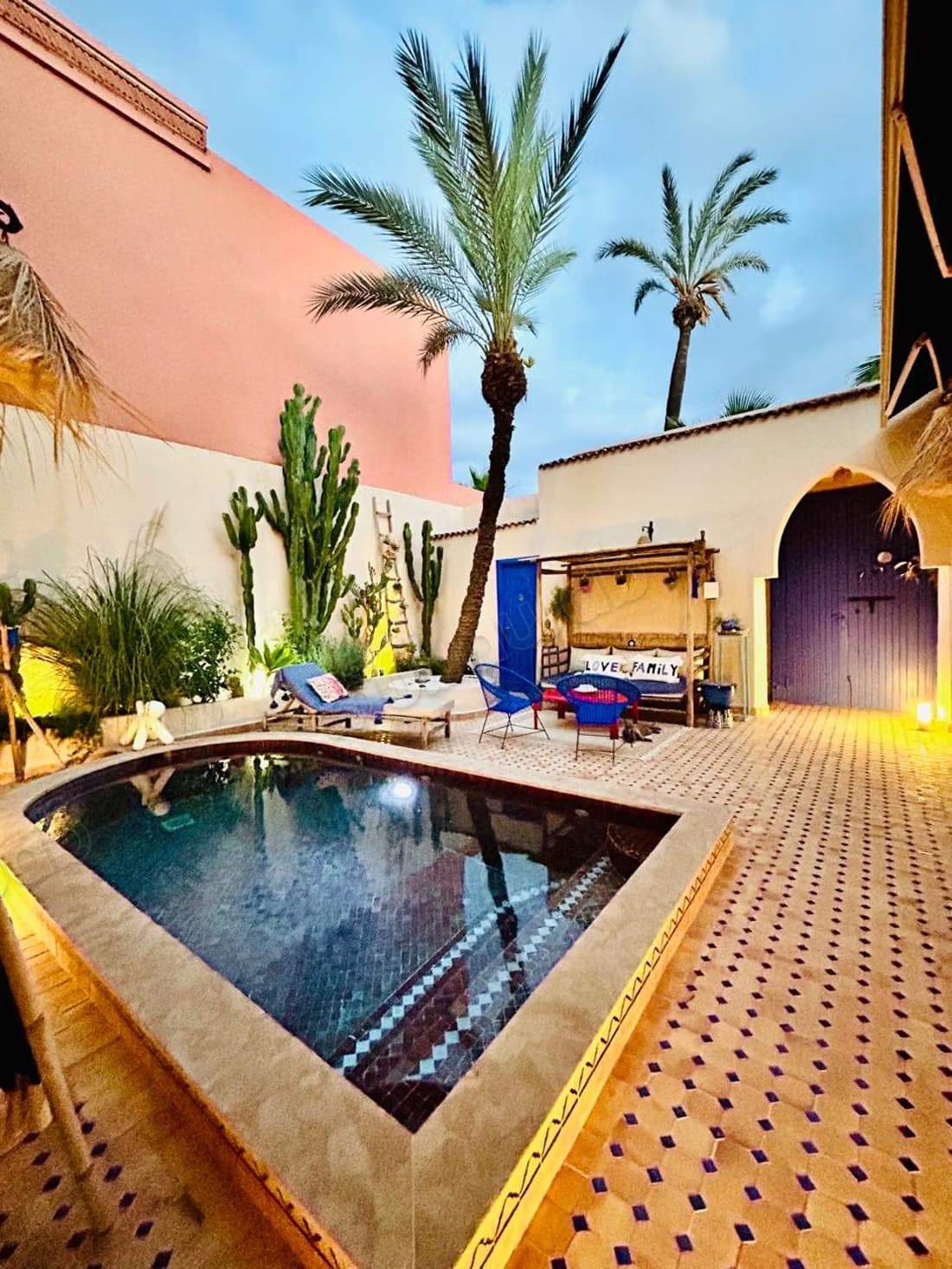 Titre: Villa avec Rooftop à Palmeraie – 5 Chambres, Piscine...