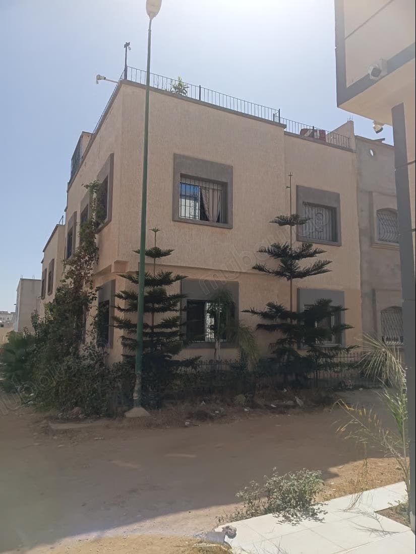 Maison à l'achat à Bir Rami Ouest. 6 grandes pièces. Jardi...