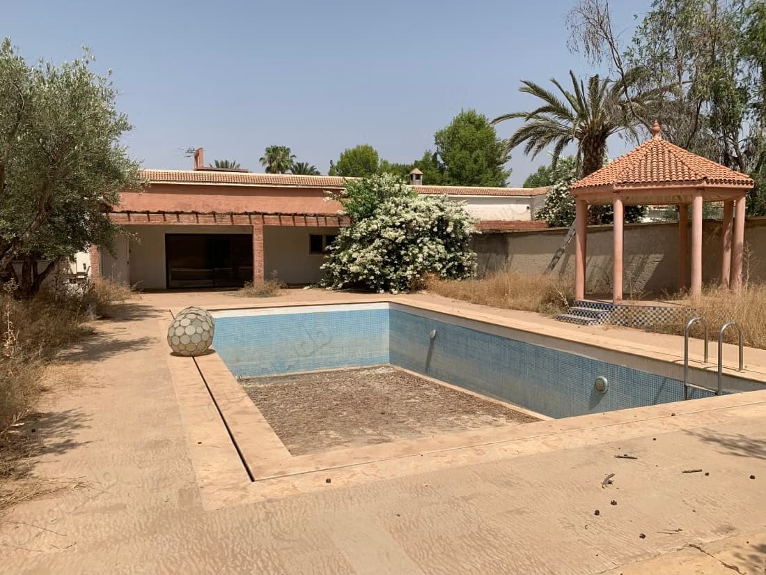 Villa à rénover sur Terrain Titré de 5 000 m² ROUTE FES