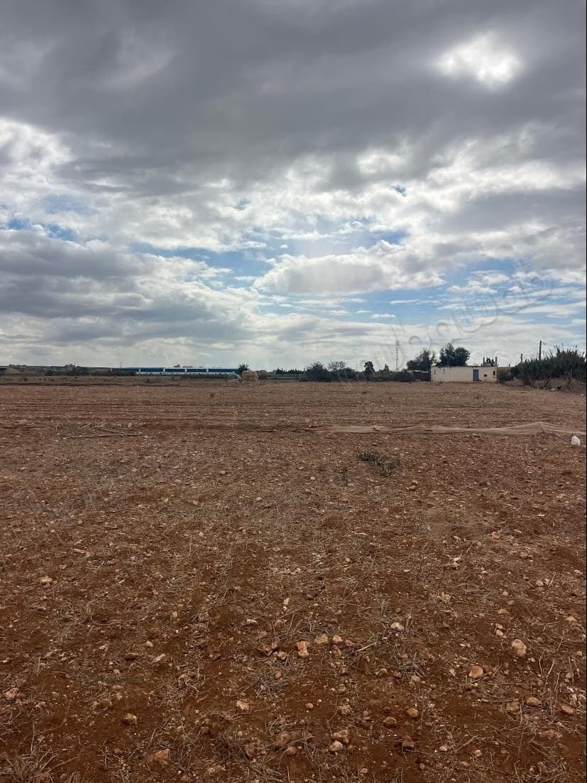 Terrain à vendre à Al Kodia. Superficie 13700 m²