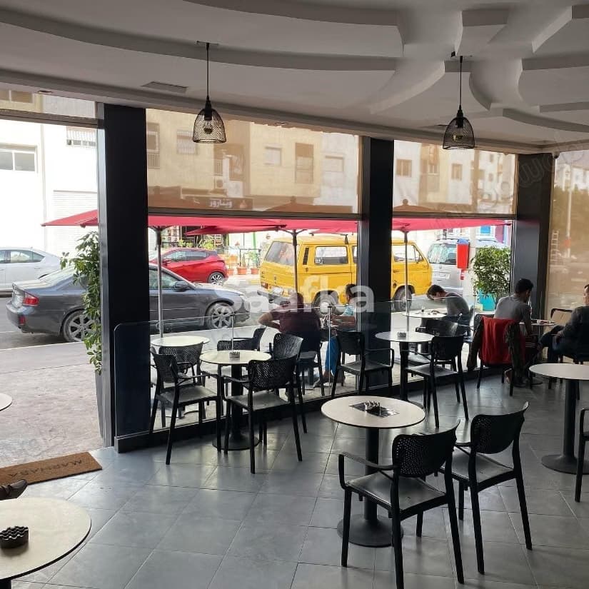 Café avec terrasse, murs et fonds, Hay Salam