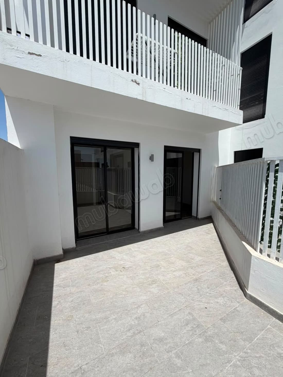 Rare: a louer Studio neuf avec grande terrasse plein sud/les...