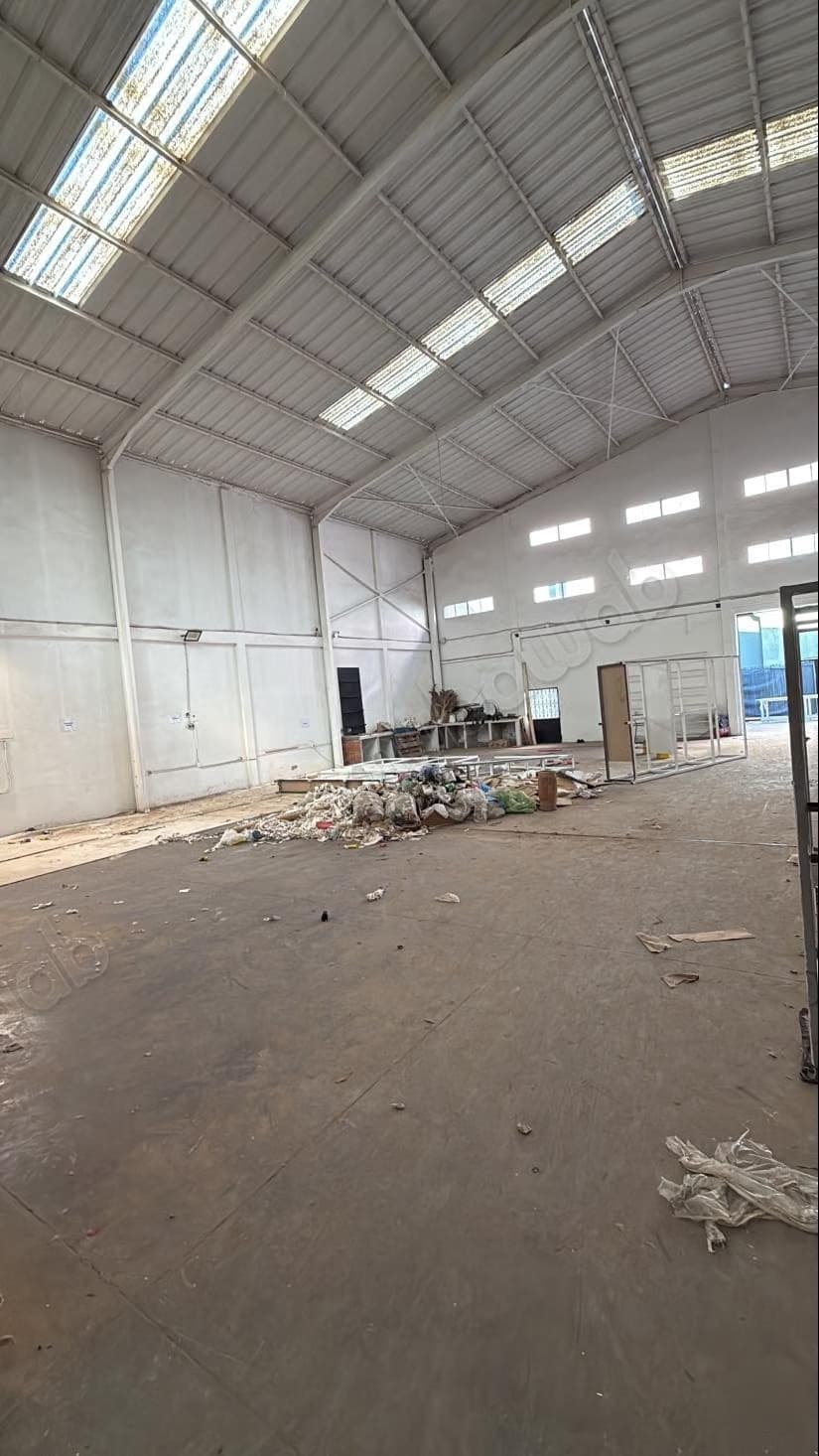 Local commercial en location à Ouasis. Surface de 1400 m². P...