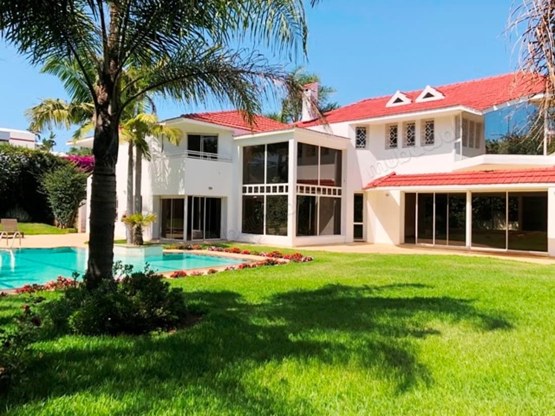 Villa avec piscine et beau jardin à louer