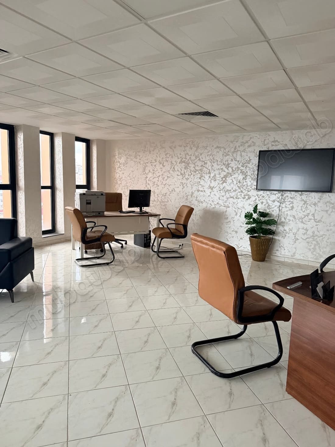 Bureaux à louer à La Ville Haute. Surface de 64 m². Sécurisé...