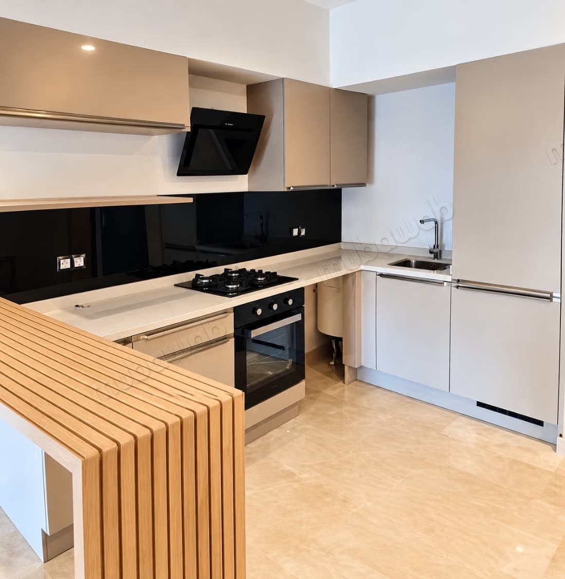 Très beau studio vide avec Terrasse aux princesses