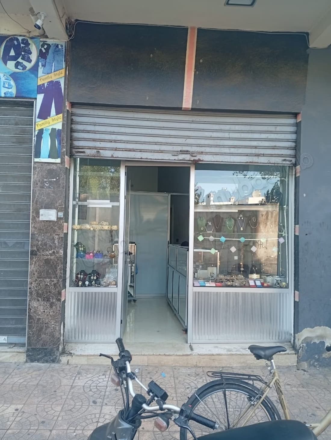 Bureaux et magasins à vendre sur la route Ain Chafq. Superfi...