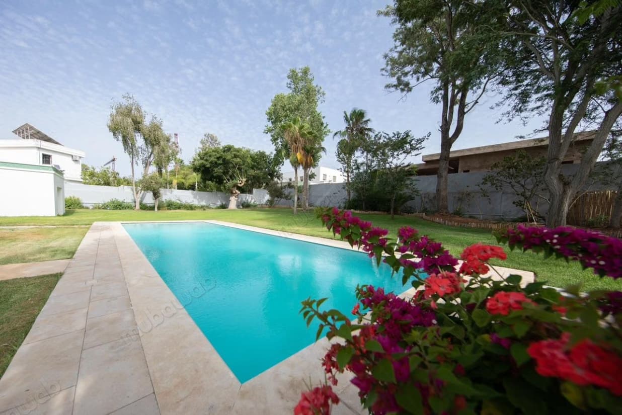 Villa de plain pied avec piscine à louer – Souissi