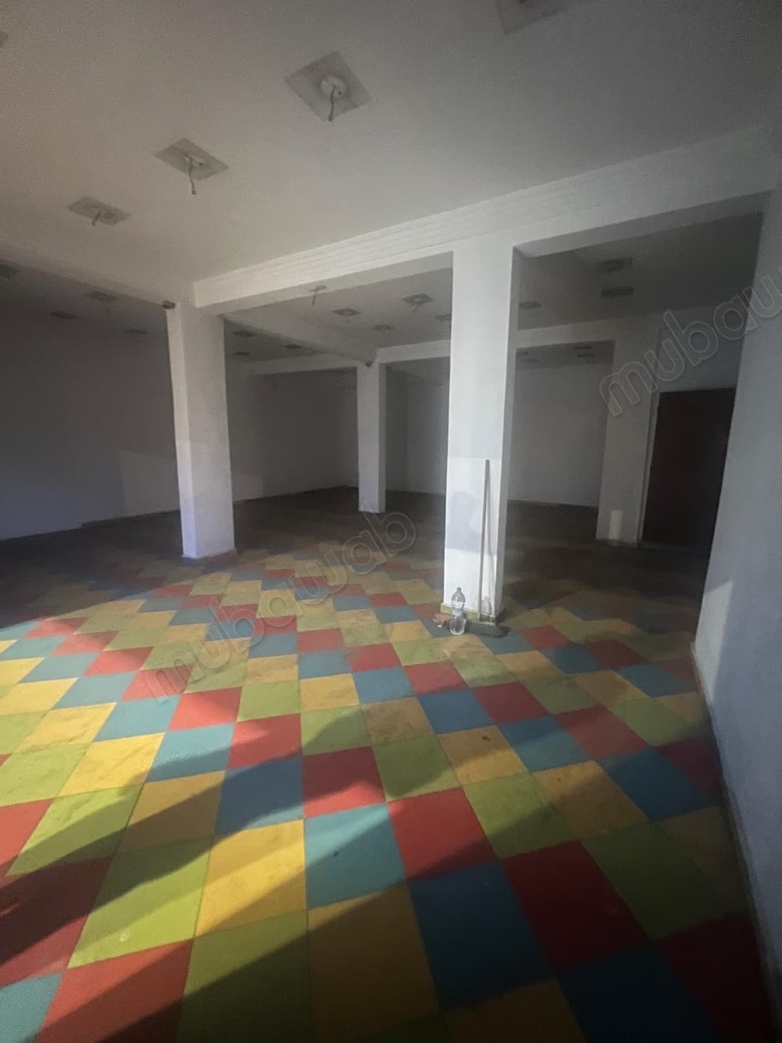 Magasin à louer de 125m² 3 rideaux bien situé à El Houda